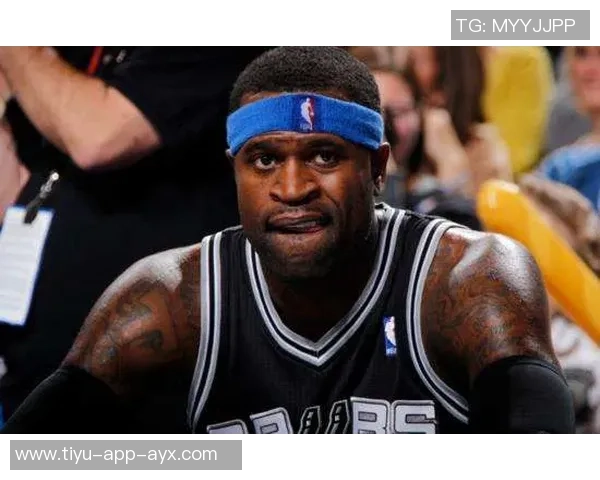 皮尔斯夜店偷瞄性感美女的紧张瞬间只需半秒转头避免被发现 皮尔斯夜店偷瞄性感美女的紧张瞬间只需半秒转头避免被发现