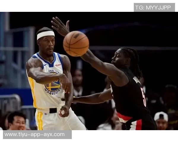 绿军记者惊叹湖勇对决中斯玛特与霍福德的奇妙对抗场景 绿军记者惊叹湖勇对决中斯玛特与霍福德的奇妙对抗场景